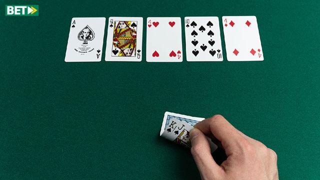 بررسی دست فلاش در پوکر و استراتژی بازی با آن فلاش در پوکر